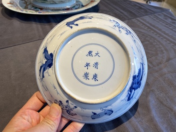 Een Chinees blauw-wit 'Paarden van Mu Wang' bord, Kangxi merk en periode