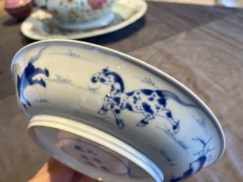Een Chinees blauw-wit 'Paarden van Mu Wang' bord, Kangxi merk en periode
