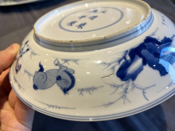 Een Chinees blauw-wit 'Paarden van Mu Wang' bord, Kangxi merk en periode