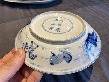 Een Chinees blauw-wit 'Paarden van Mu Wang' bord, Kangxi merk en periode