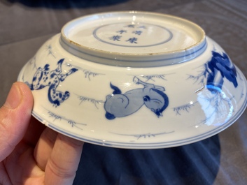 Een Chinees blauw-wit 'Paarden van Mu Wang' bord, Kangxi merk en periode