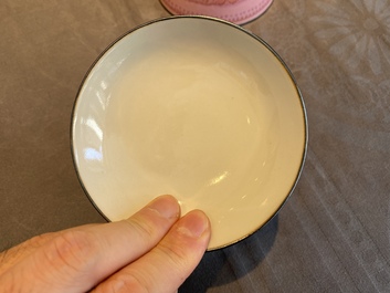 Bol couvert en porcelaine de Chine &agrave; fond rose, marque et &eacute;poque de Qianlong