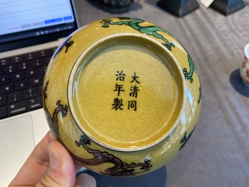Une coupe et une paire de tasses &agrave; vin en porcelaine de Chine &agrave; d&eacute;cor de dragons, 19/20&egrave;me
