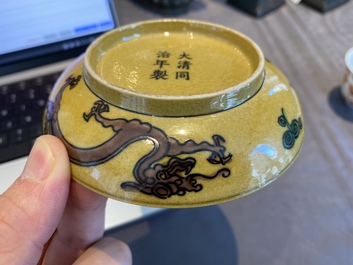 Une coupe et une paire de tasses &agrave; vin en porcelaine de Chine &agrave; d&eacute;cor de dragons, 19/20&egrave;me