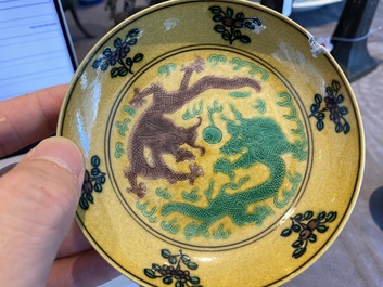 Une coupe et une paire de tasses &agrave; vin en porcelaine de Chine &agrave; d&eacute;cor de dragons, 19/20&egrave;me