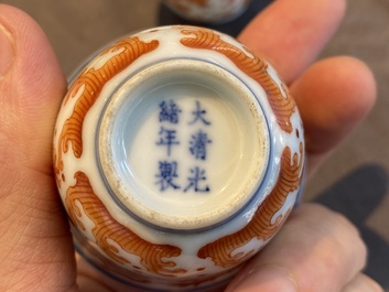 Une coupe et une paire de tasses &agrave; vin en porcelaine de Chine &agrave; d&eacute;cor de dragons, 19/20&egrave;me