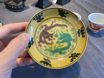 Une coupe et une paire de tasses &agrave; vin en porcelaine de Chine &agrave; d&eacute;cor de dragons, 19/20&egrave;me