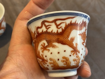 Une coupe et une paire de tasses &agrave; vin en porcelaine de Chine &agrave; d&eacute;cor de dragons, 19/20&egrave;me