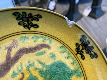 Une coupe et une paire de tasses &agrave; vin en porcelaine de Chine &agrave; d&eacute;cor de dragons, 19/20&egrave;me