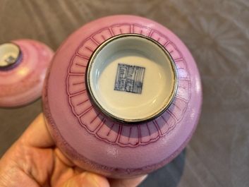 Bol couvert en porcelaine de Chine &agrave; fond rose, marque et &eacute;poque de Qianlong