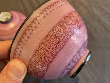 Bol couvert en porcelaine de Chine &agrave; fond rose, marque et &eacute;poque de Qianlong