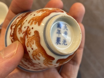 Une coupe et une paire de tasses &agrave; vin en porcelaine de Chine &agrave; d&eacute;cor de dragons, 19/20&egrave;me