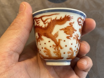 Une coupe et une paire de tasses &agrave; vin en porcelaine de Chine &agrave; d&eacute;cor de dragons, 19/20&egrave;me