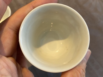 Une coupe et une paire de tasses &agrave; vin en porcelaine de Chine &agrave; d&eacute;cor de dragons, 19/20&egrave;me