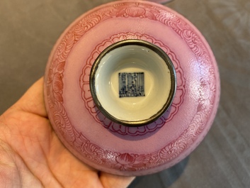 Bol couvert en porcelaine de Chine &agrave; fond rose, marque et &eacute;poque de Qianlong