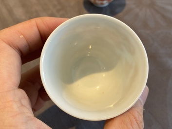 Une coupe et une paire de tasses &agrave; vin en porcelaine de Chine &agrave; d&eacute;cor de dragons, 19/20&egrave;me