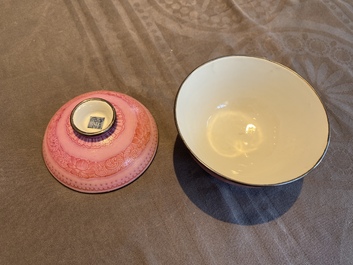 Bol couvert en porcelaine de Chine &agrave; fond rose, marque et &eacute;poque de Qianlong