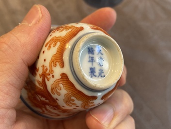 Une coupe et une paire de tasses &agrave; vin en porcelaine de Chine &agrave; d&eacute;cor de dragons, 19/20&egrave;me