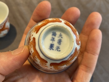Une coupe et une paire de tasses &agrave; vin en porcelaine de Chine &agrave; d&eacute;cor de dragons, 19/20&egrave;me