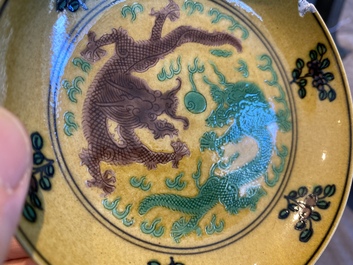 Une coupe et une paire de tasses &agrave; vin en porcelaine de Chine &agrave; d&eacute;cor de dragons, 19/20&egrave;me