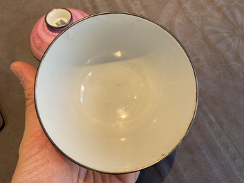 Bol couvert en porcelaine de Chine &agrave; fond rose, marque et &eacute;poque de Qianlong