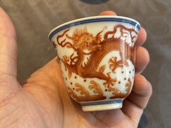 Une coupe et une paire de tasses &agrave; vin en porcelaine de Chine &agrave; d&eacute;cor de dragons, 19/20&egrave;me