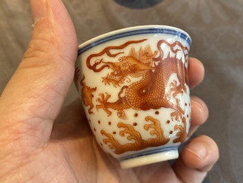 Une coupe et une paire de tasses &agrave; vin en porcelaine de Chine &agrave; d&eacute;cor de dragons, 19/20&egrave;me