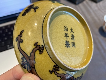 Une coupe et une paire de tasses &agrave; vin en porcelaine de Chine &agrave; d&eacute;cor de dragons, 19/20&egrave;me