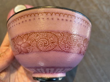 Bol couvert en porcelaine de Chine &agrave; fond rose, marque et &eacute;poque de Qianlong