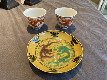 Une coupe et une paire de tasses &agrave; vin en porcelaine de Chine &agrave; d&eacute;cor de dragons, 19/20&egrave;me