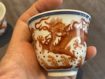 Une coupe et une paire de tasses &agrave; vin en porcelaine de Chine &agrave; d&eacute;cor de dragons, 19/20&egrave;me