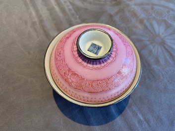 Bol couvert en porcelaine de Chine &agrave; fond rose, marque et &eacute;poque de Qianlong