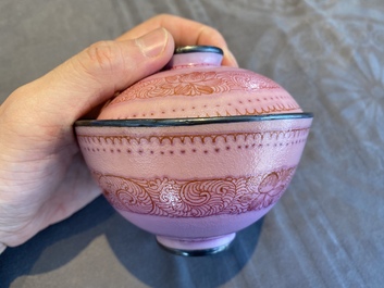 Bol couvert en porcelaine de Chine &agrave; fond rose, marque et &eacute;poque de Qianlong