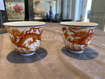 Une coupe et une paire de tasses &agrave; vin en porcelaine de Chine &agrave; d&eacute;cor de dragons, 19/20&egrave;me