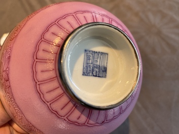Bol couvert en porcelaine de Chine &agrave; fond rose, marque et &eacute;poque de Qianlong