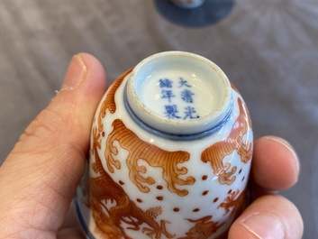 Une coupe et une paire de tasses &agrave; vin en porcelaine de Chine &agrave; d&eacute;cor de dragons, 19/20&egrave;me