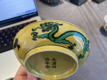 Une coupe et une paire de tasses &agrave; vin en porcelaine de Chine &agrave; d&eacute;cor de dragons, 19/20&egrave;me