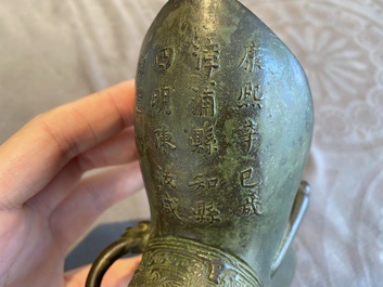 Verseuse de type 'jue' en bronze avec une inscription et dat&eacute;e 1701, Chine, Kangxi