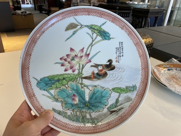 Een Chinees famille rose bord met mandarijneenden, 20e eeuw
