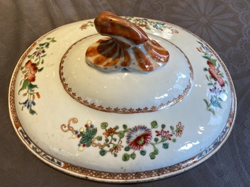 Een Chinese famille rose dekselterrine op onderschotel, Qianlong