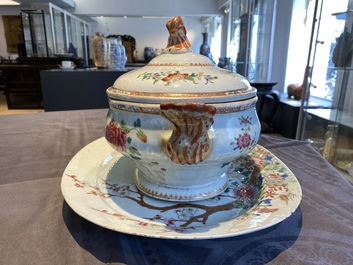 Een Chinese famille rose dekselterrine op onderschotel, Qianlong
