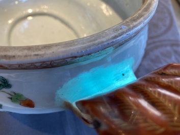 Een Chinese famille rose dekselterrine op onderschotel, Qianlong
