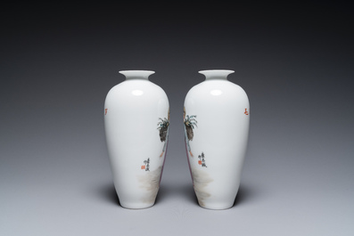Deux paires de vases en porcelaine de Chine &agrave; d&eacute;cor de la R&eacute;volution Culturelle, sign&eacute;s Kang Zhicheng 康志誠, marque de Zhong Guo Jingdezhen Zhi 中國景德鎮製