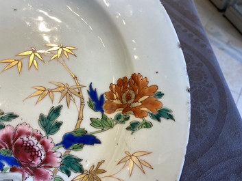 Een Chinese famille rose dekselterrine op onderschotel, Qianlong