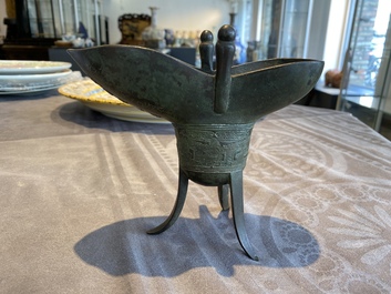 Verseuse de type 'jue' en bronze avec une inscription et dat&eacute;e 1701, Chine, Kangxi