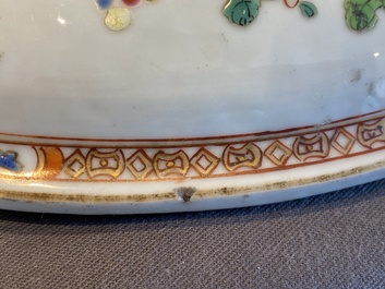 Een Chinese famille rose dekselterrine op onderschotel, Qianlong