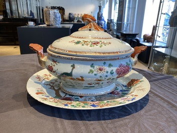 Een Chinese famille rose dekselterrine op onderschotel, Qianlong