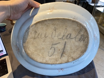 Een Chinese famille rose dekselterrine op onderschotel, Qianlong