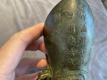 Verseuse de type 'jue' en bronze avec une inscription et dat&eacute;e 1701, Chine, Kangxi