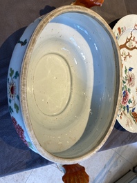 Een Chinese famille rose dekselterrine op onderschotel, Qianlong
